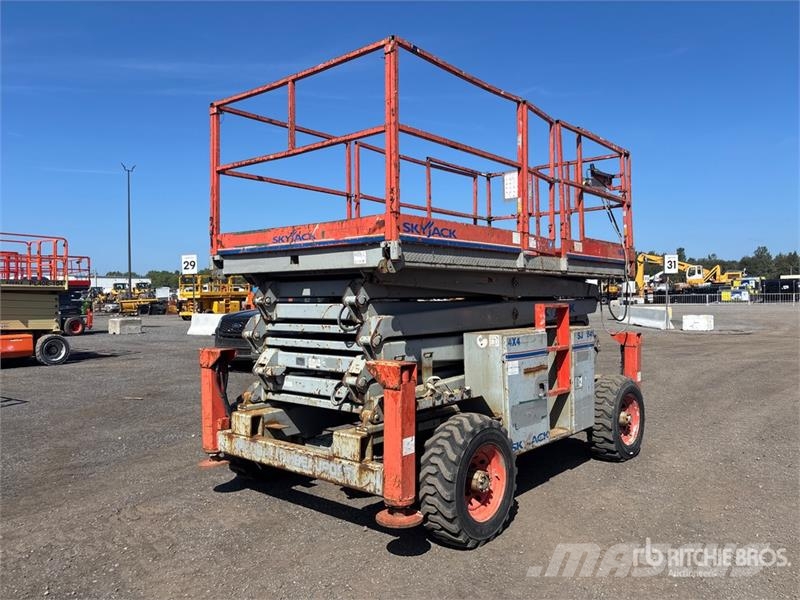 SkyJack SJ8841RT 4x4 Diesel Scissor Lift Šķerveida pacēlāji