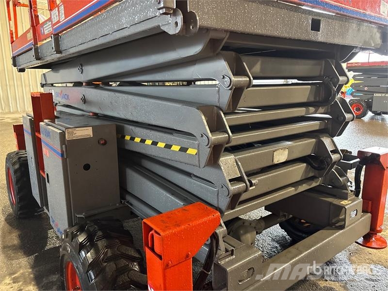 SkyJack SJ8841RT 4x4 Dual Fuel Scissor Lift Škaraste platforme