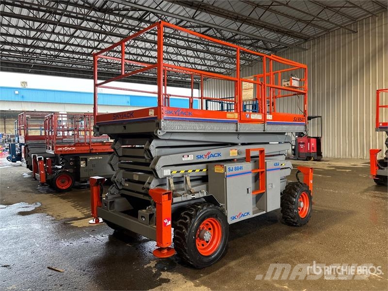 SkyJack SJ8841RT 4x4 Dual Fuel Scissor Lift Škaraste platforme