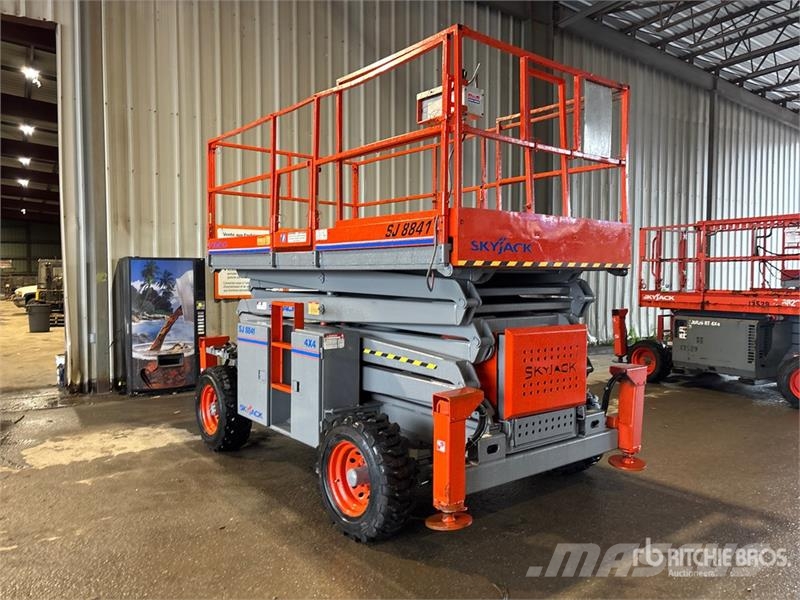 SkyJack SJ8841RT 4x4 Dual Fuel Scissor Lift Škaraste platforme