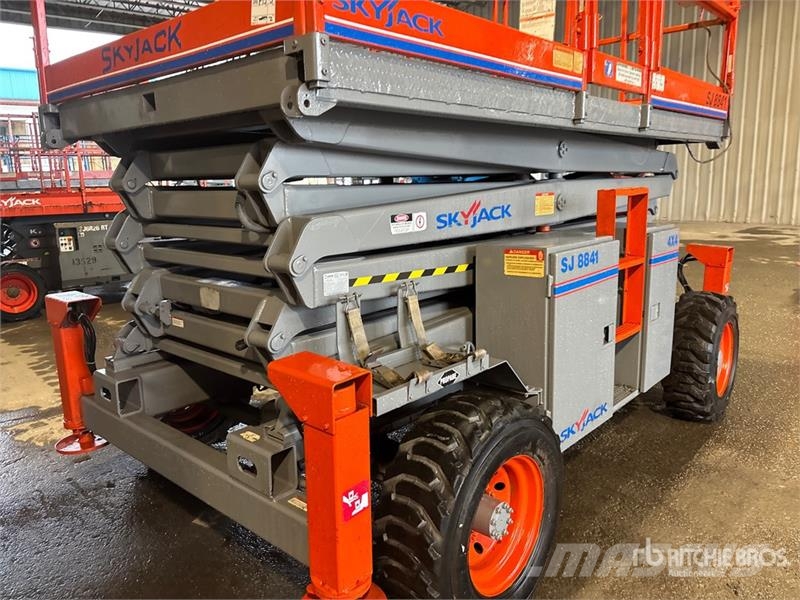 SkyJack SJ8841RT 4x4 Dual Fuel Scissor Lift Škaraste platforme