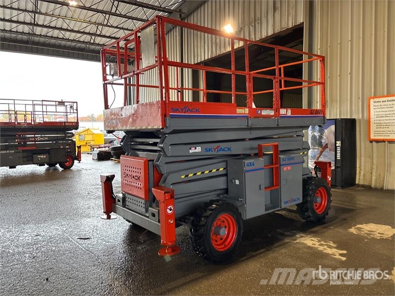 SkyJack SJ8841RT 4x4 Dual Fuel Scissor Lift Škaraste platforme