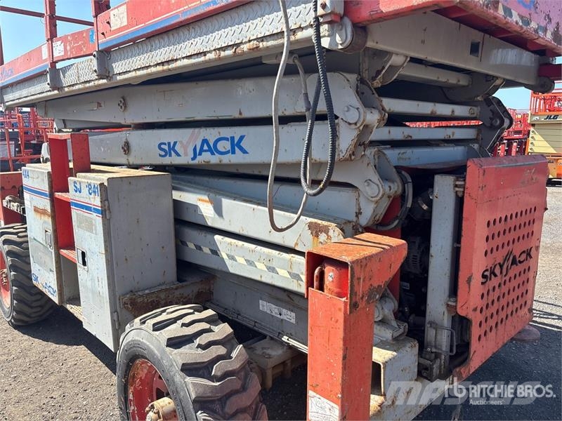 SkyJack SJ8841RT 4x4 Diesel Scissor Lift Šķerveida pacēlāji