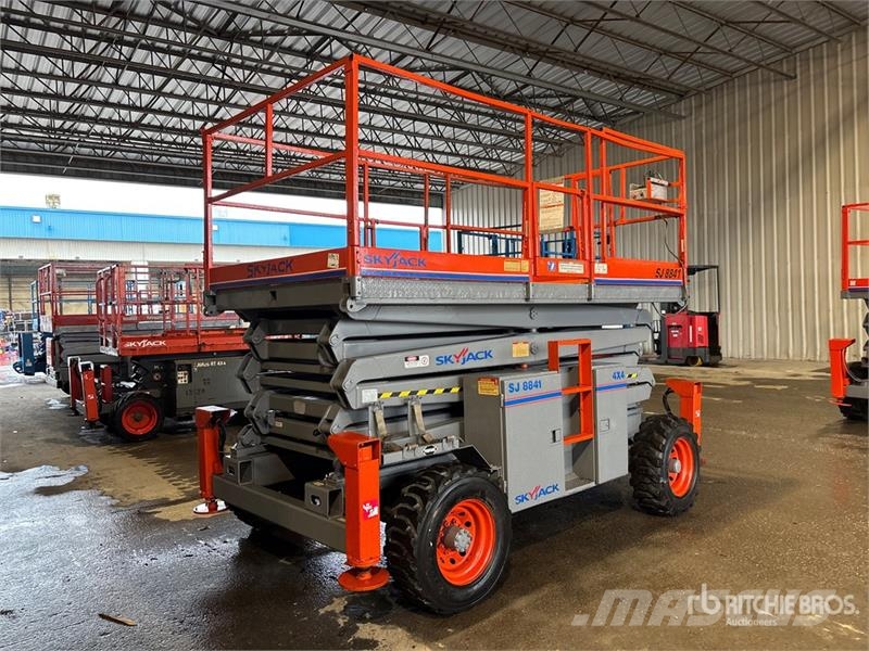 SkyJack SJ8841RT 4x4 Dual Fuel Scissor Lift Škaraste platforme