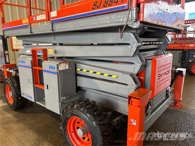 SkyJack SJ8841RT 4x4 Dual Fuel Scissor Lift Škaraste platforme
