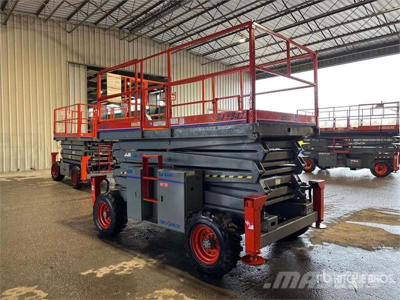 SkyJack SJ8841RT 4x4 Dual Fuel Scissor Lift Škaraste platforme