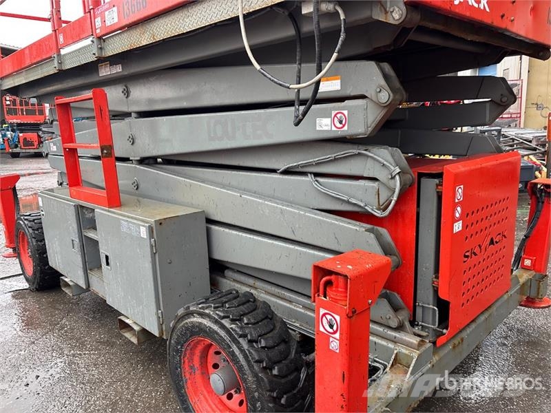 SkyJack SJ9250 4x4 Dual Fuel Scissor Lift Škaraste platforme