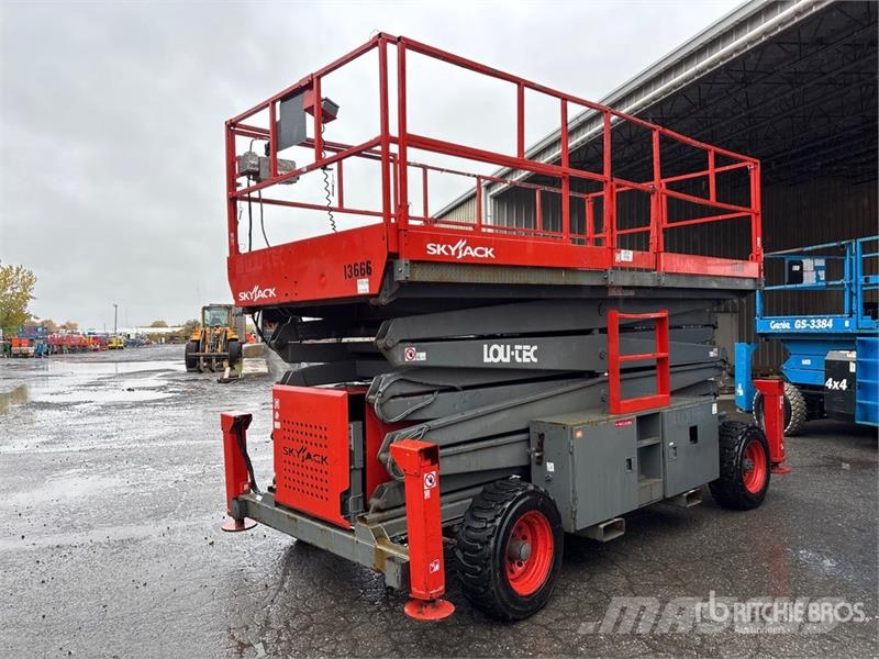 SkyJack SJ9250 4x4 Dual Fuel Scissor Lift Škaraste platforme