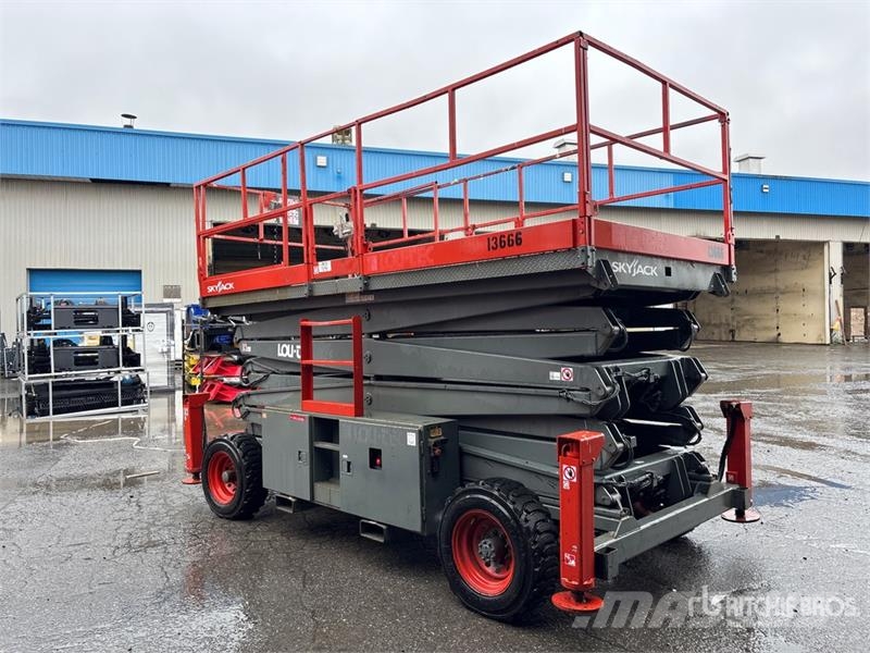 SkyJack SJ9250 4x4 Dual Fuel Scissor Lift Škaraste platforme
