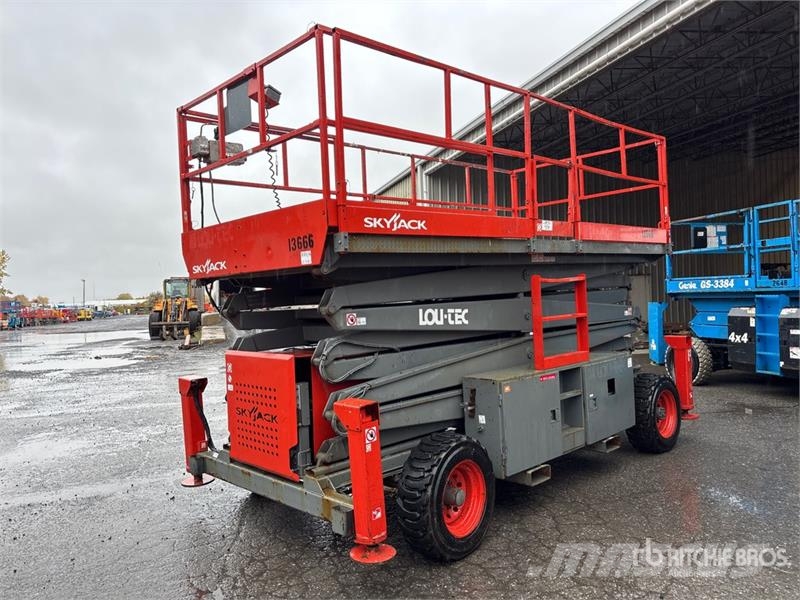 SkyJack SJ9250 4x4 Dual Fuel Scissor Lift Škaraste platforme