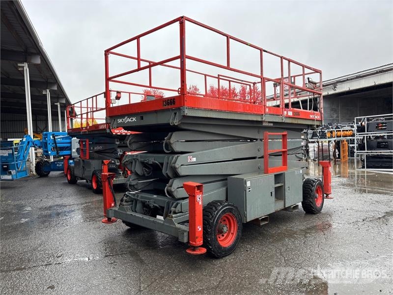 SkyJack SJ9250 4x4 Dual Fuel Scissor Lift Škaraste platforme