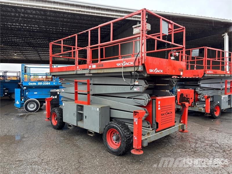 SkyJack SJ9250 4x4 Dual Fuel Scissor Lift Škaraste platforme