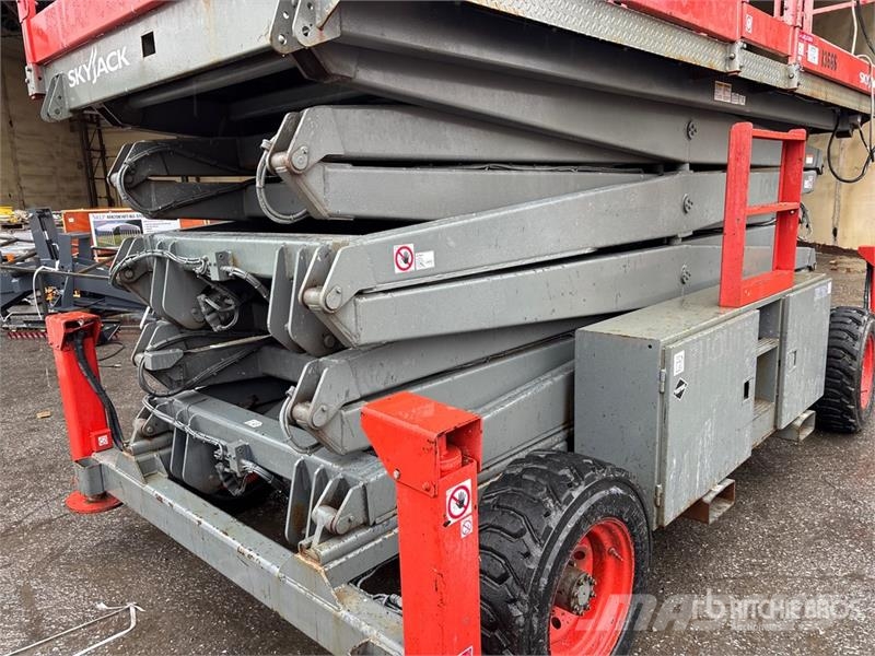 SkyJack SJ9250 4x4 Dual Fuel Scissor Lift Škaraste platforme