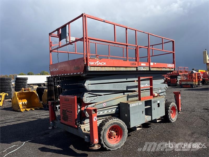 SkyJack SJ9250 RT Šķerveida pacēlāji