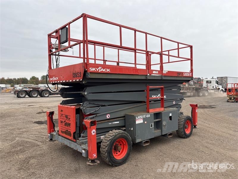 SkyJack SJ9250 RT Škaraste platforme