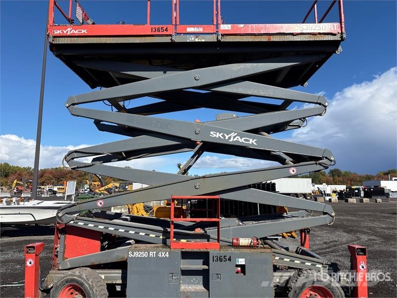 SkyJack SJ9250 RT Šķerveida pacēlāji