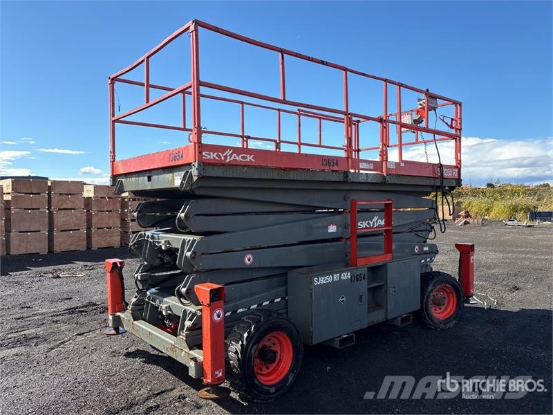 SkyJack SJ9250 RT Šķerveida pacēlāji