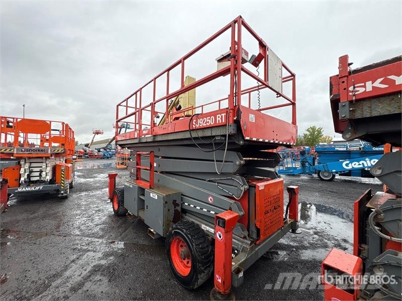 SkyJack SJ9250 RT Scheren-Arbeitsbühnen