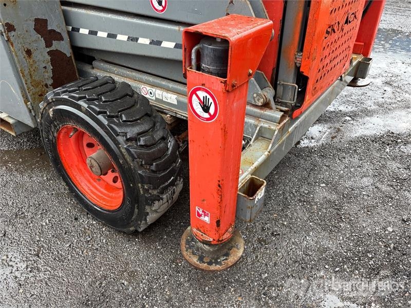 SkyJack SJ9250 RT Scheren-Arbeitsbühnen