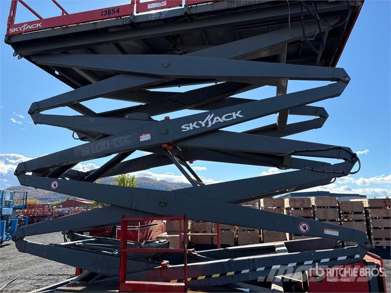 SkyJack SJ9250 RT Šķerveida pacēlāji