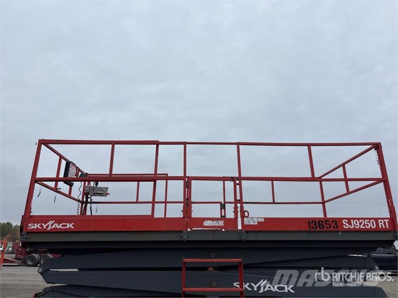 SkyJack SJ9250 RT Škaraste platforme