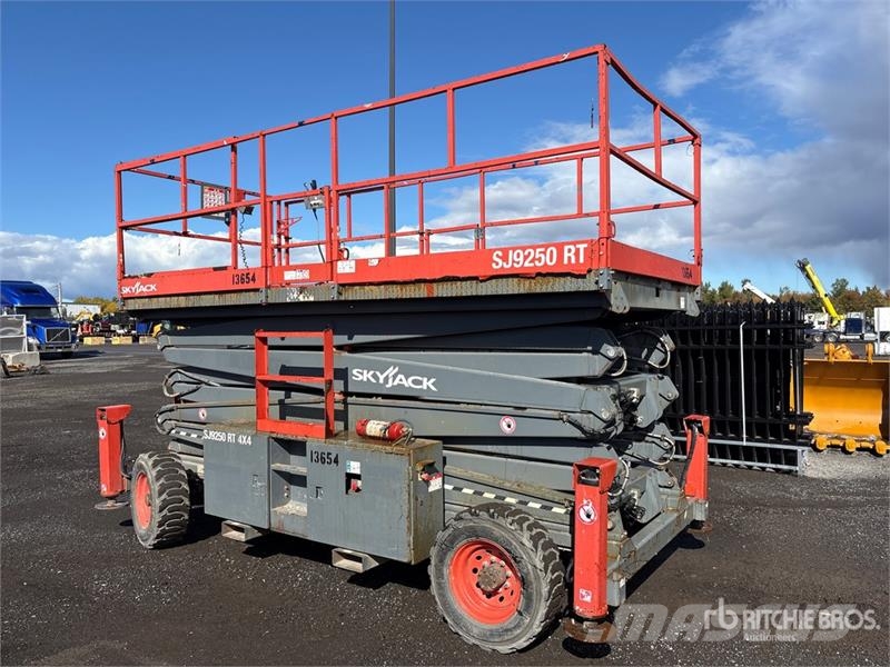 SkyJack SJ9250 RT Šķerveida pacēlāji