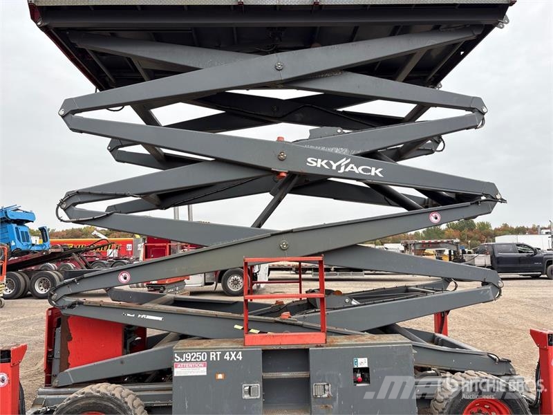SkyJack SJ9250 RT Škaraste platforme