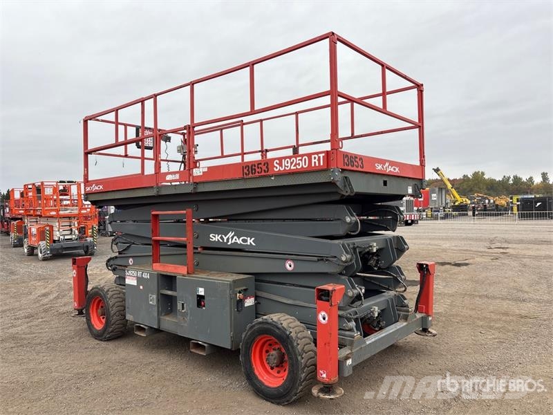 SkyJack SJ9250 RT Škaraste platforme