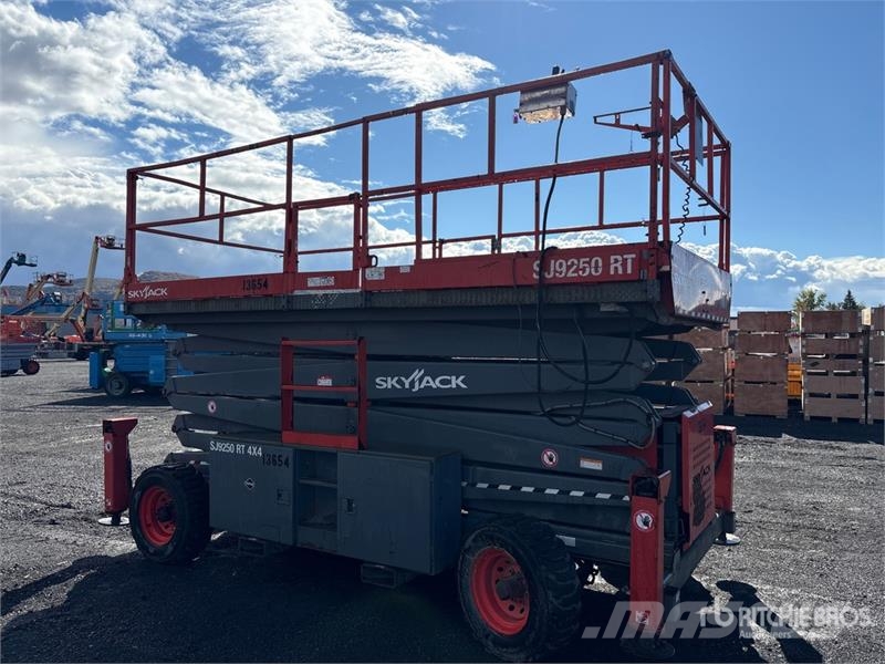 SkyJack SJ9250 RT Šķerveida pacēlāji