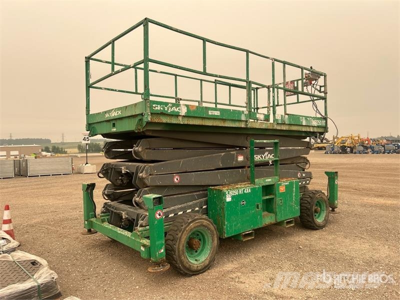 SkyJack SJ9250 RT 4x4 Dual Fuel Scissor Lift Scissor lifts