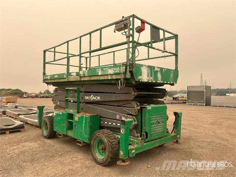 SkyJack SJ9250 RT 4x4 Dual Fuel Scissor Lift Scissor lifts