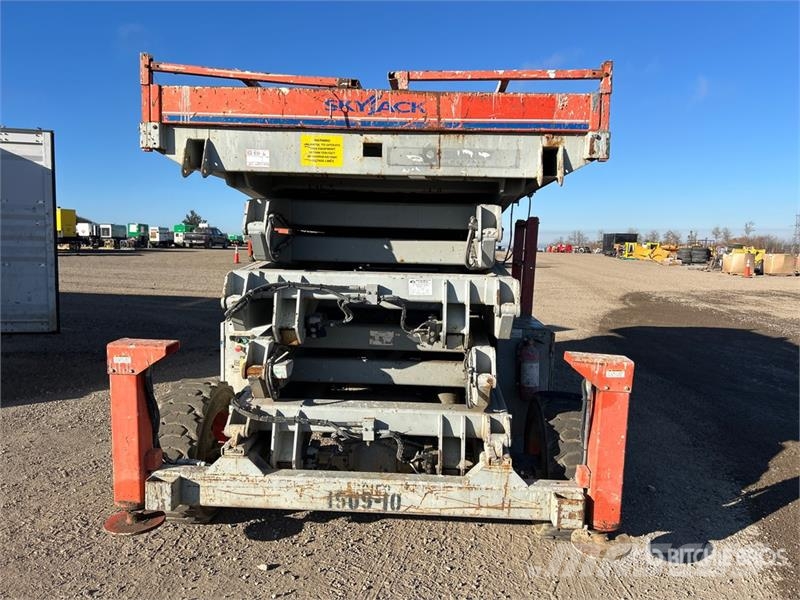 SkyJack SJ9250 RT 4x4 Diesel Scissor Lift رافعات مقصية الشكل