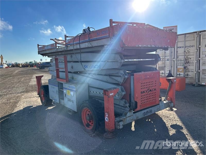 SkyJack SJ9250 RT 4x4 Diesel Scissor Lift رافعات مقصية الشكل