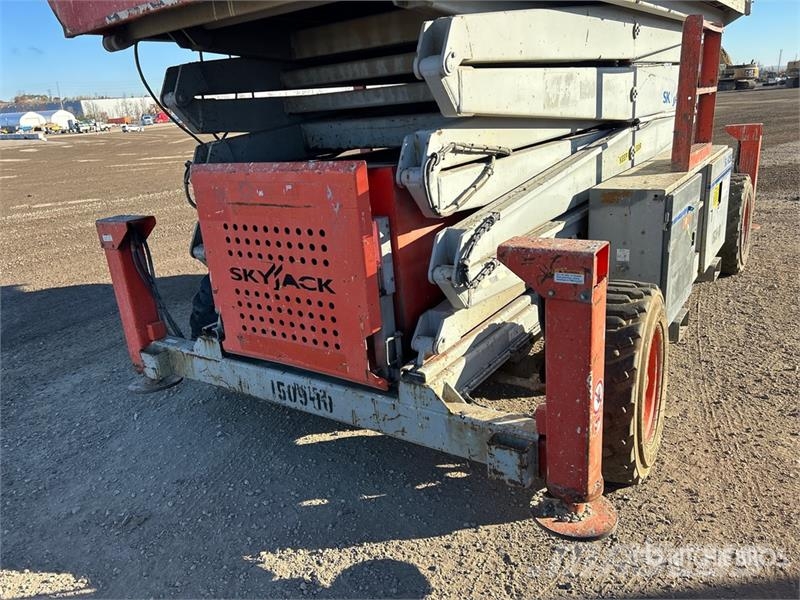 SkyJack SJ9250 RT 4x4 Diesel Scissor Lift رافعات مقصية الشكل
