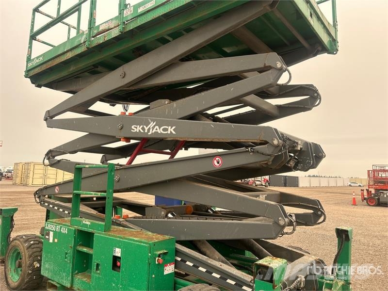 SkyJack SJ9250 RT 4x4 Dual Fuel Scissor Lift Scissor lifts