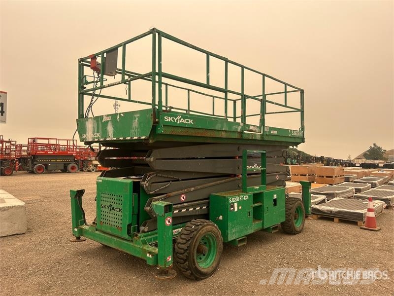 SkyJack SJ9250 RT 4x4 Dual Fuel Scissor Lift Scissor lifts