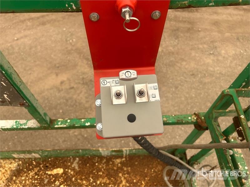 SkyJack SJ9250 RT 4x4 Dual Fuel Scissor Lift Scissor lifts