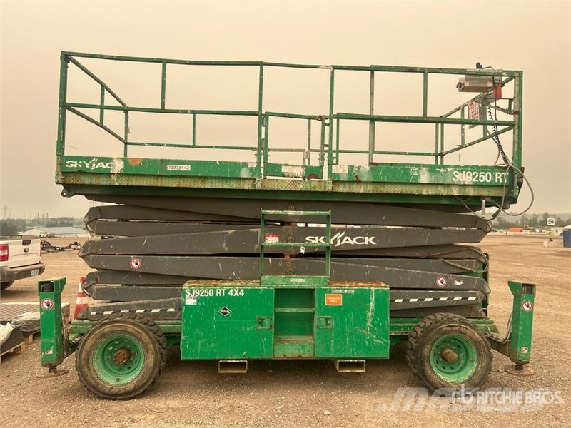 SkyJack SJ9250 RT 4x4 Dual Fuel Scissor Lift Scissor lifts