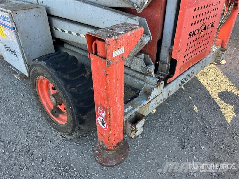 SkyJack SJ9250 RT 4x4 Diesel Scissor Lift رافعات مقصية الشكل