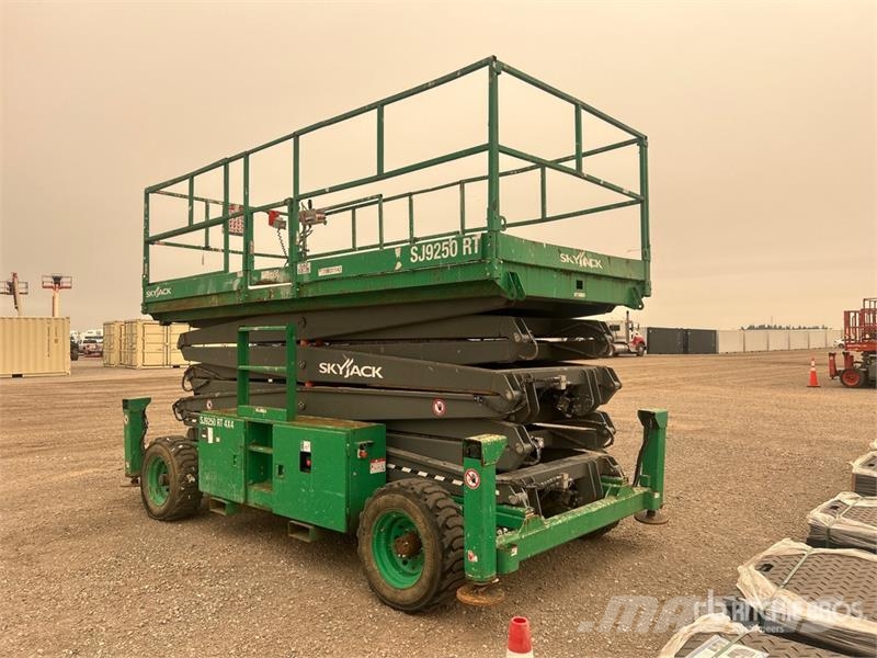 SkyJack SJ9250 RT 4x4 Dual Fuel Scissor Lift Scissor lifts