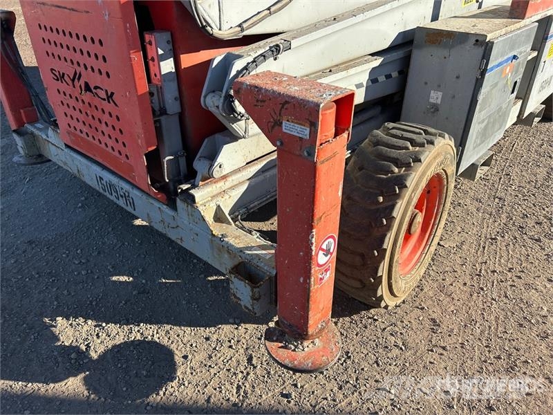 SkyJack SJ9250 RT 4x4 Diesel Scissor Lift رافعات مقصية الشكل