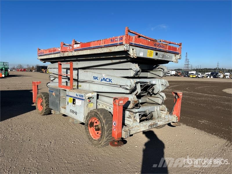 SkyJack SJ9250 RT 4x4 Diesel Scissor Lift رافعات مقصية الشكل