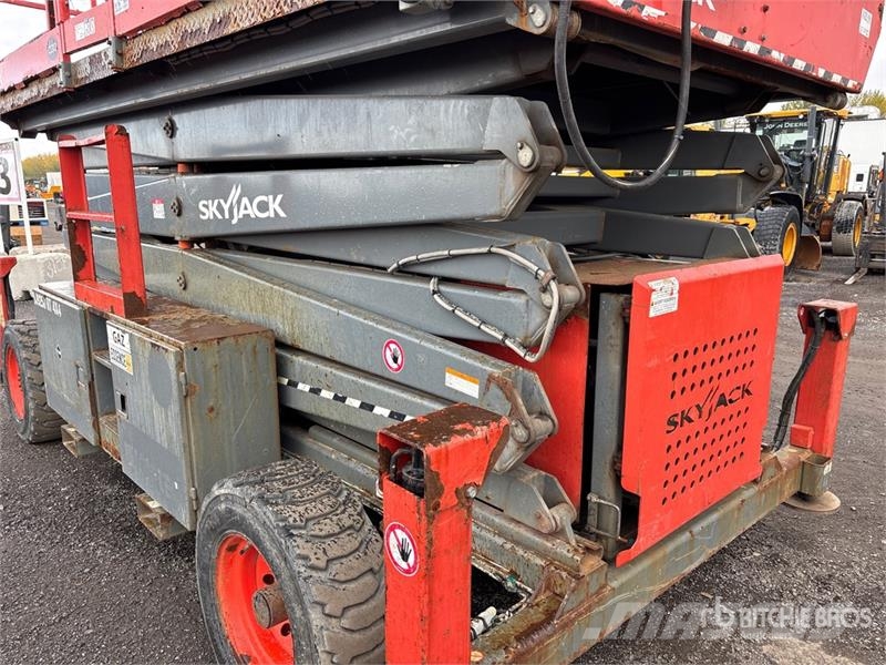 SkyJack SJ9250RT 4x4 Dual Fuel Scissor Lift Ножничные подъемники