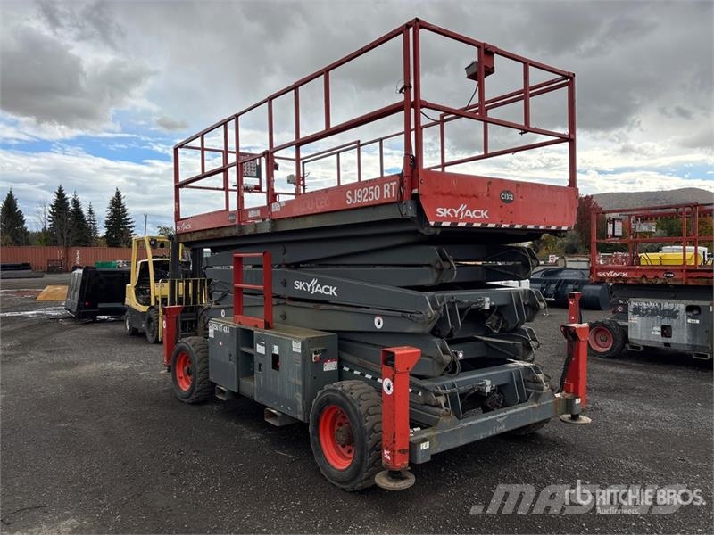 SkyJack SJ9250RT 4x4 Dual Fuel Scissor Lift Ножничные подъемники