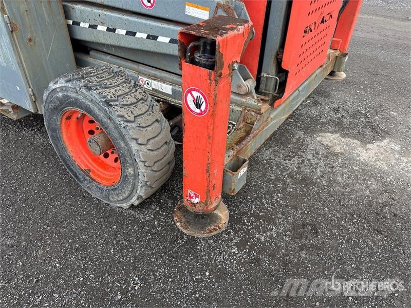 SkyJack SJ9250RT 4x4 Dual Fuel Scissor Lift Ножничные подъемники