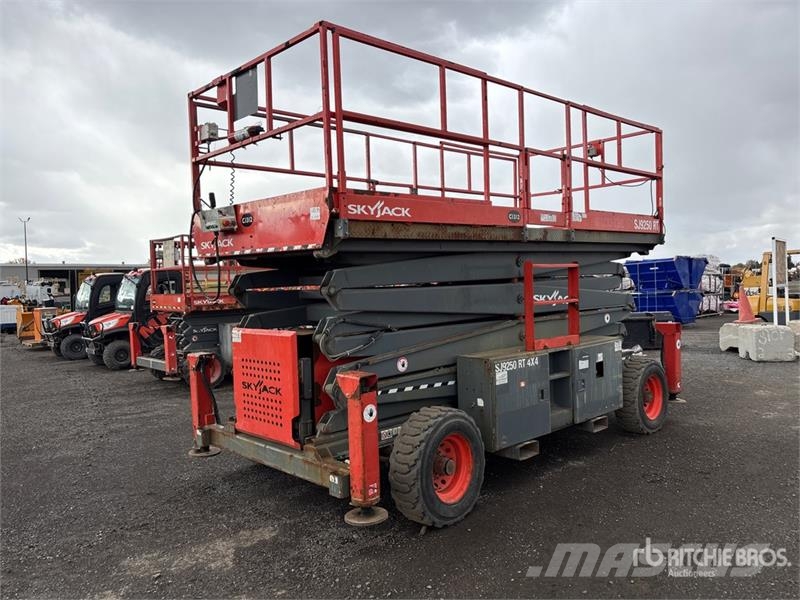 SkyJack SJ9250RT 4x4 Dual Fuel Scissor Lift Ножничные подъемники