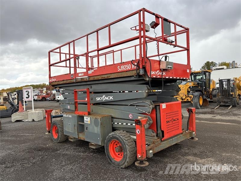 SkyJack SJ9250RT 4x4 Dual Fuel Scissor Lift Ножничные подъемники