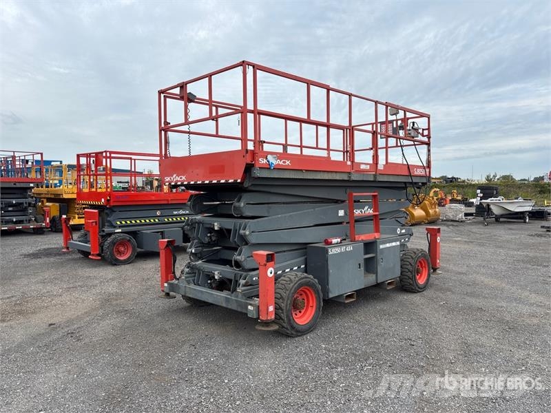 SkyJack SJ9250RT 4x4 Diesel Scissor Lift Ножични работни платформи
