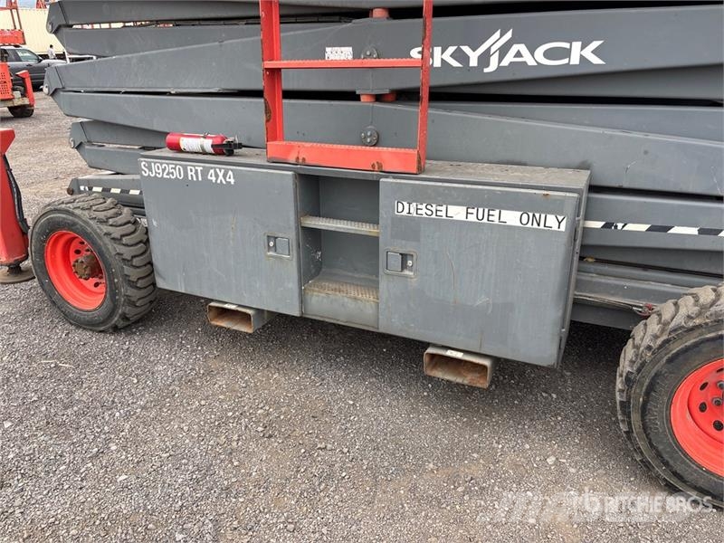 SkyJack SJ9250RT 4x4 Diesel Scissor Lift Ножични работни платформи