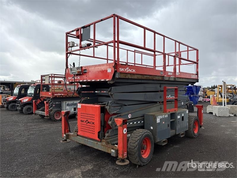 SkyJack SJ9250RT 4x4 Dual Fuel Scissor Lift Ножничные подъемники